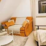 Traube Bis 1 - 4 Persparkplatz & Kueche Modern דירה