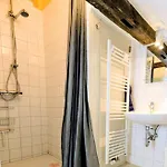 Traube Bis 1 - 4 Persparkplatz & Kueche Modern דירה